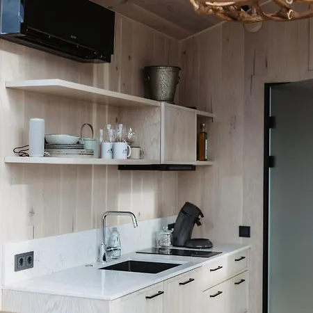 Wonderinn Arctic Lodger