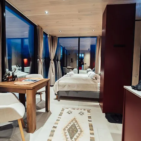 Wonderinn Arctic Lodge *